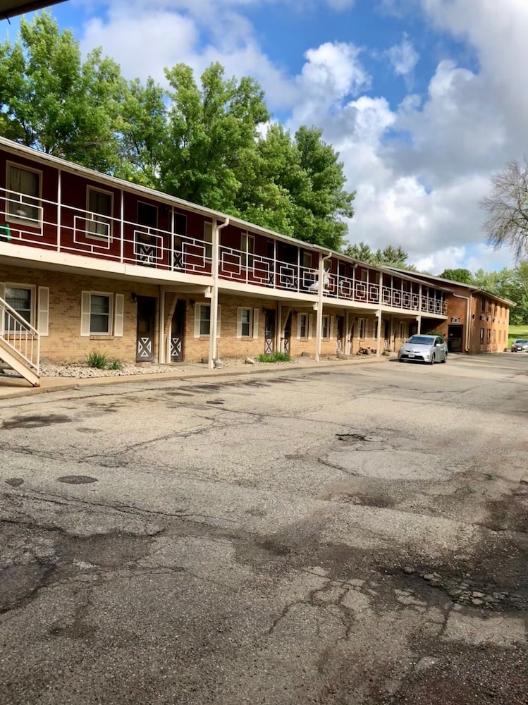 McGoverns Hotel and Suites 40/45