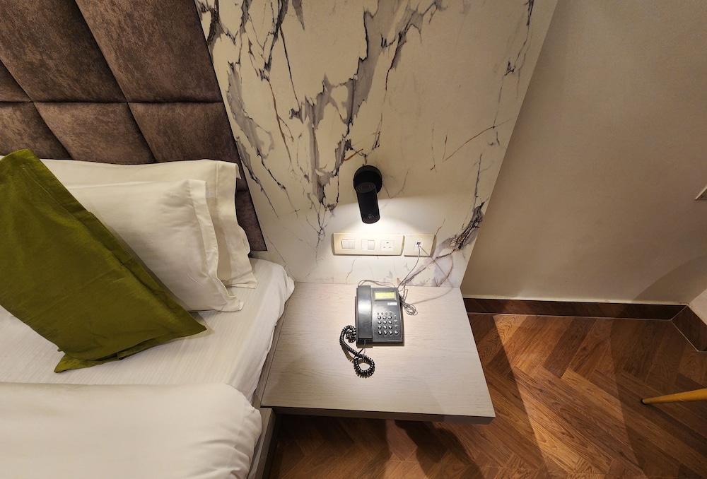 Hotel Square 9 Inn 17/23