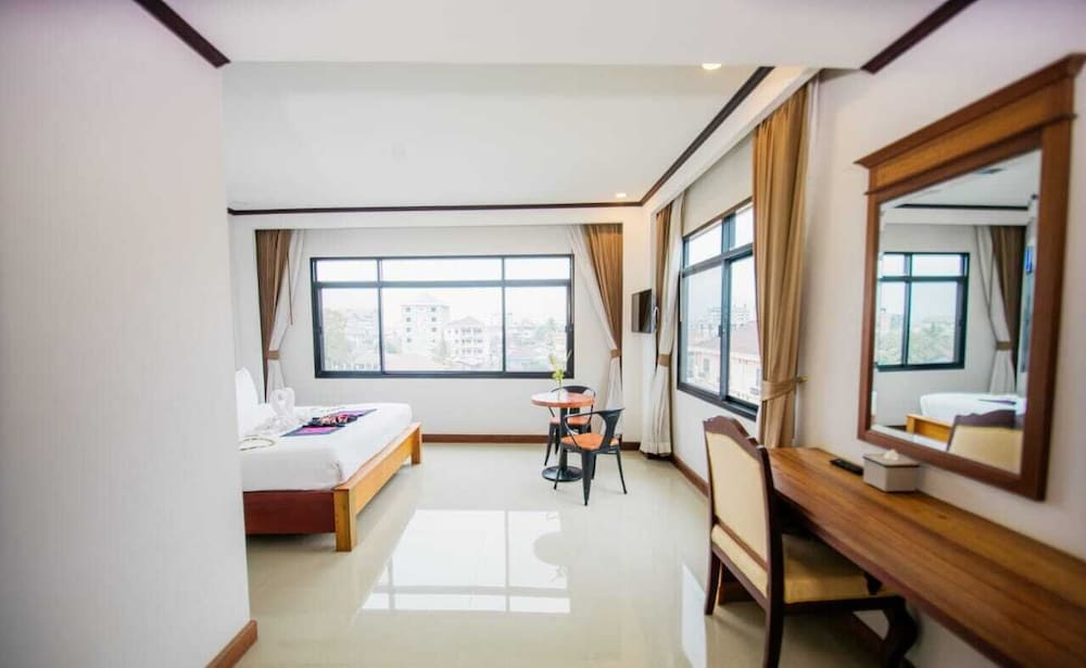 Sisombat Plaza Hotel 32/71