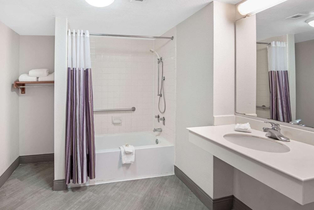 La Quinta Inn by Wyndham San Antonio I-35 N at Toepperwein 15/32