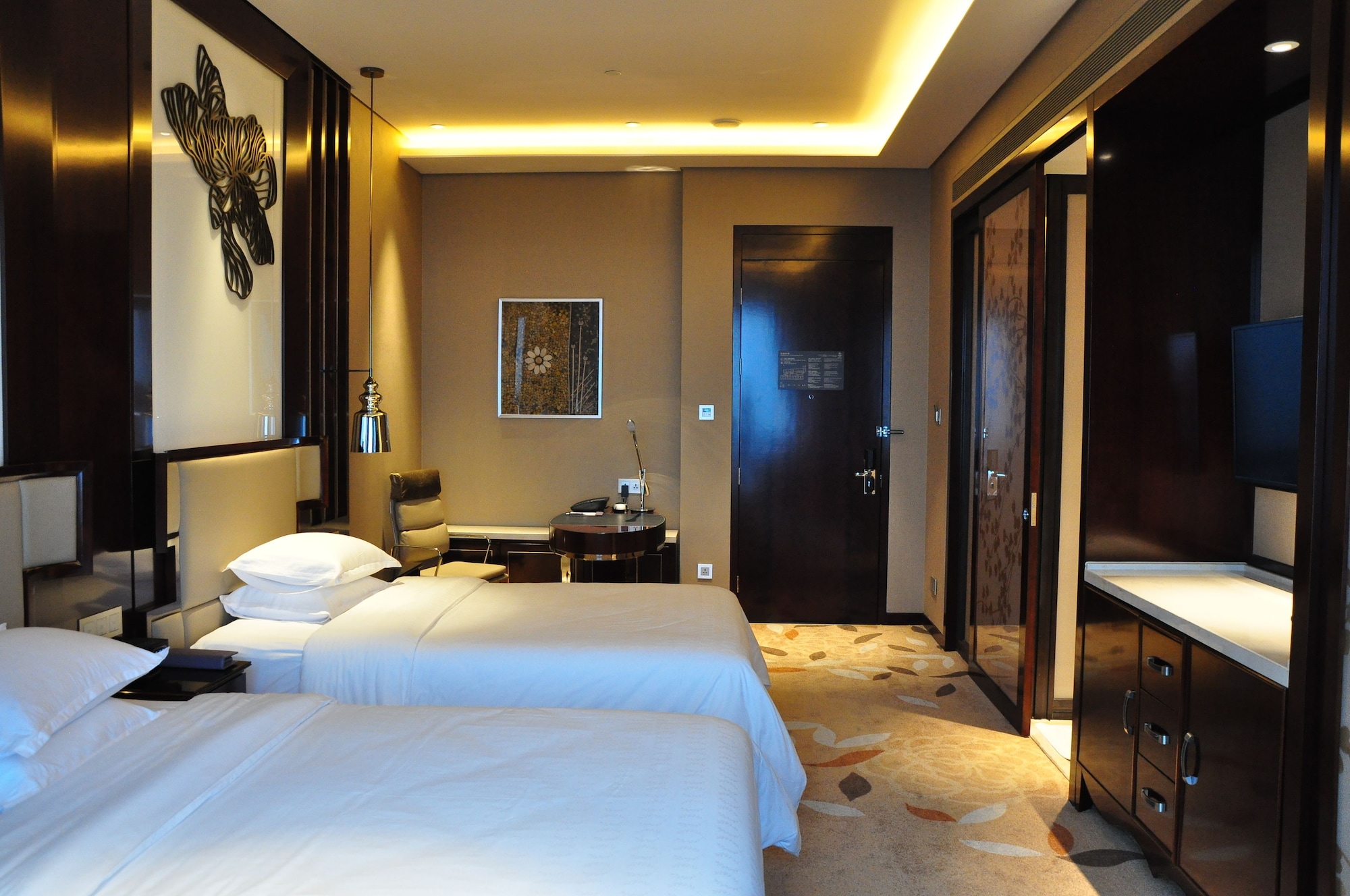 Deluxe, Twin Beds, City View