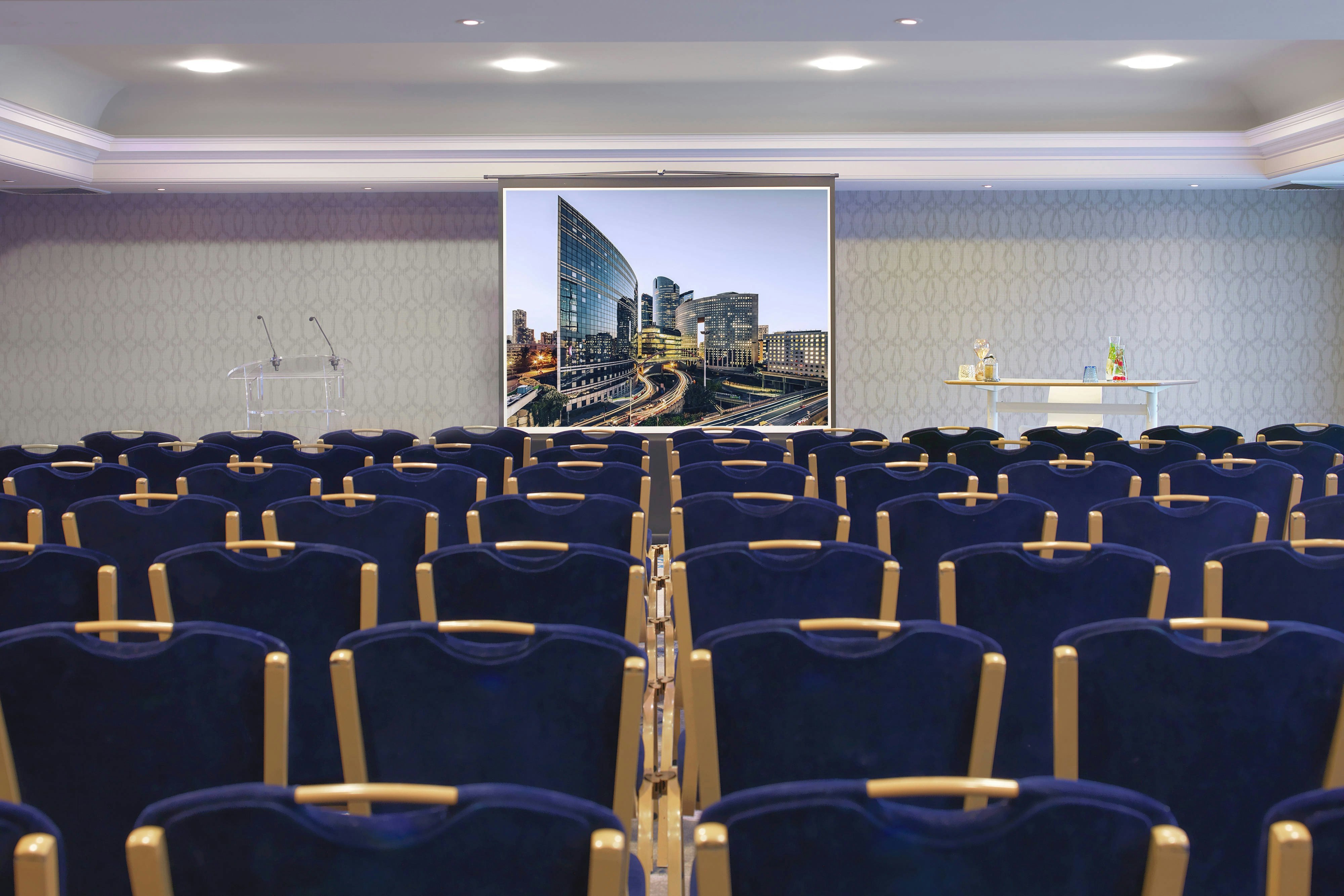 RENAISSANCE PARIS LA DEFENSE HOTEL 24/34
