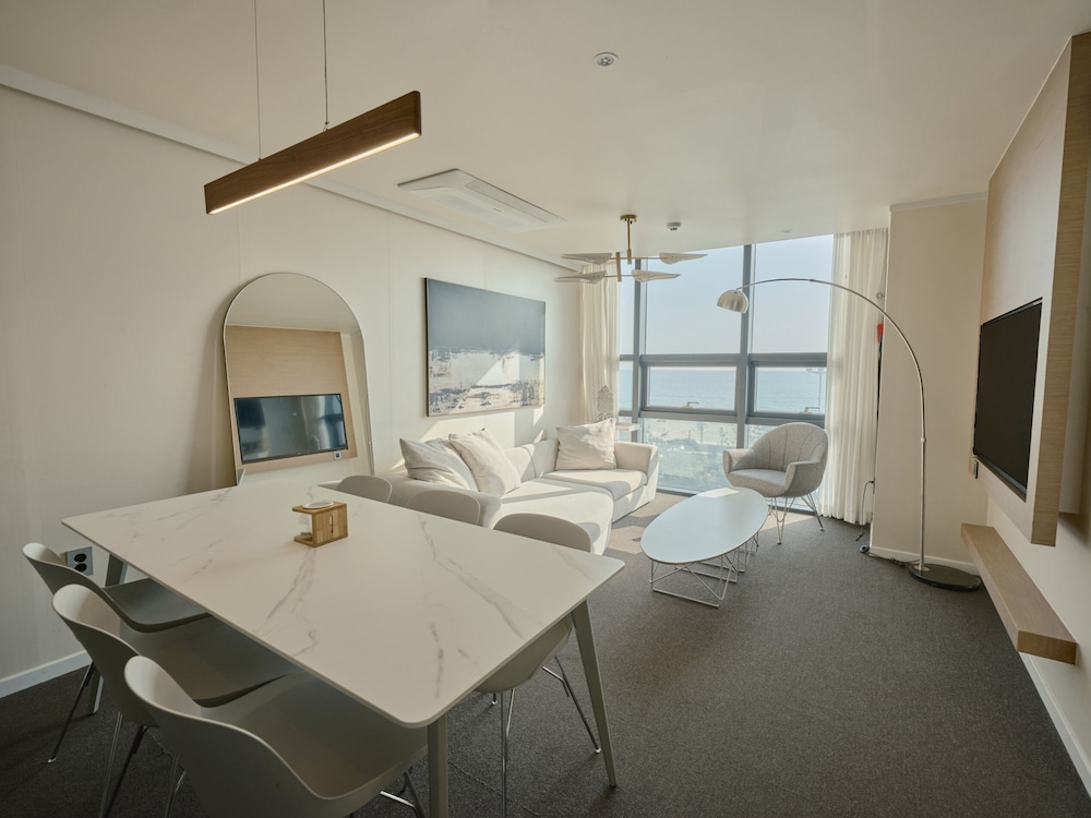 UH Suite The Haeundae 53/64