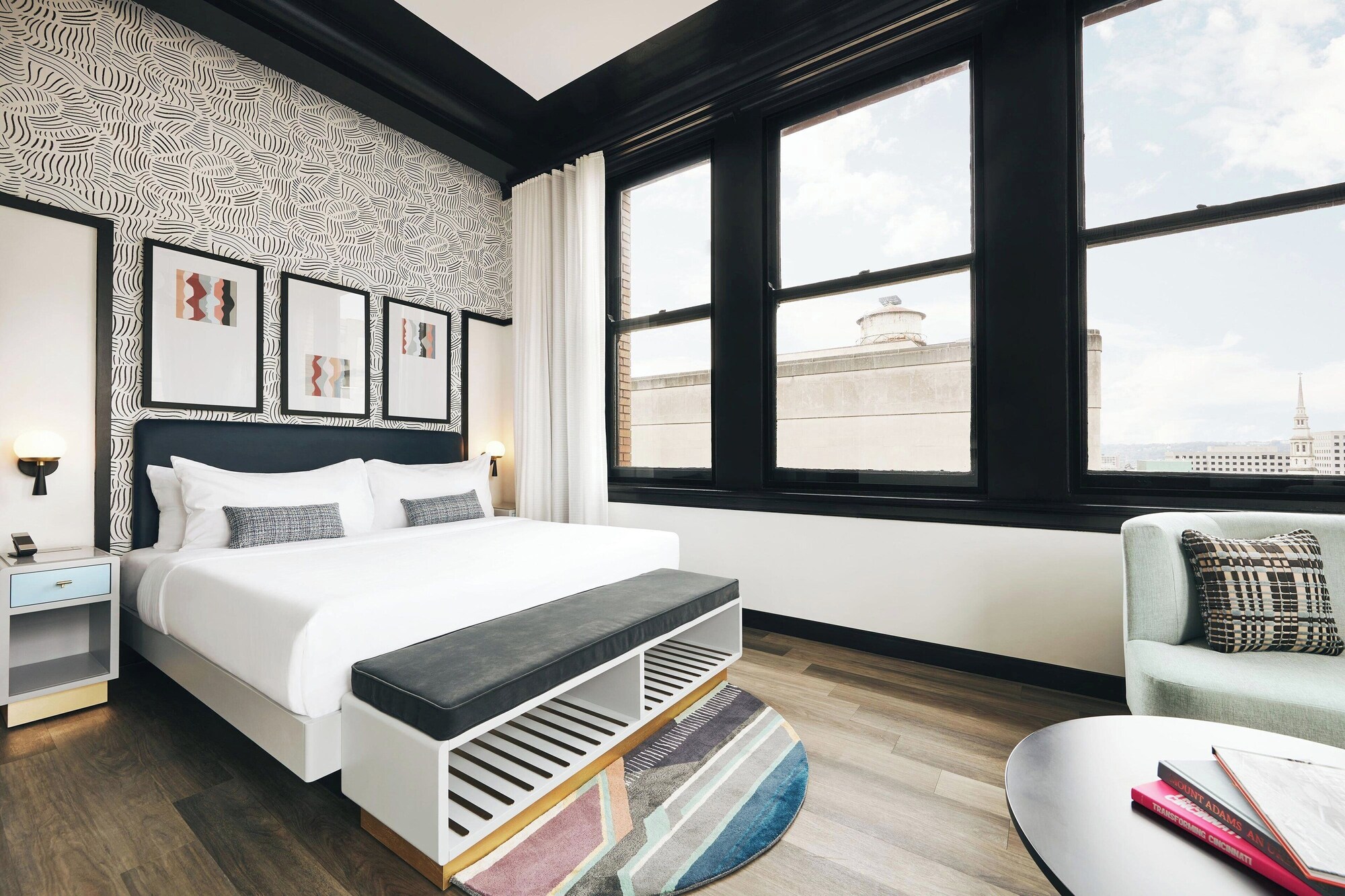 EXECUTIVE, KING BED, CORNER