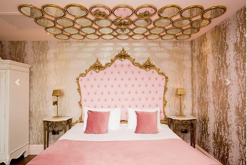 DELUXE, DOUBLE BED