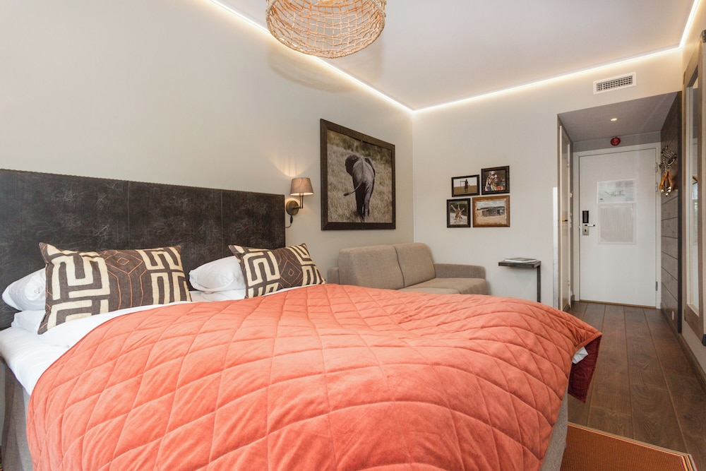 Room, Queen Bed, Sofa