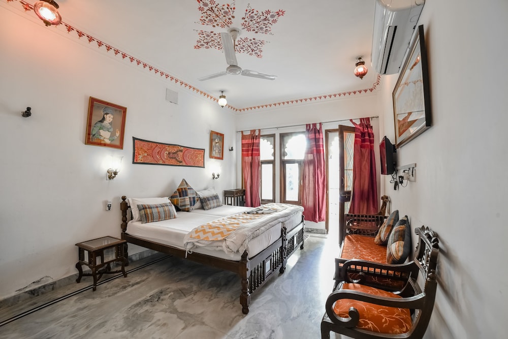 Hotal Devraj Niwas on Lake Pichola Udaipur 17/50