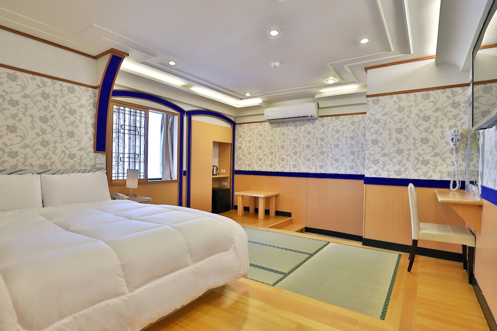 Phoenix Pavilion Hot Spring Hotel 36/65