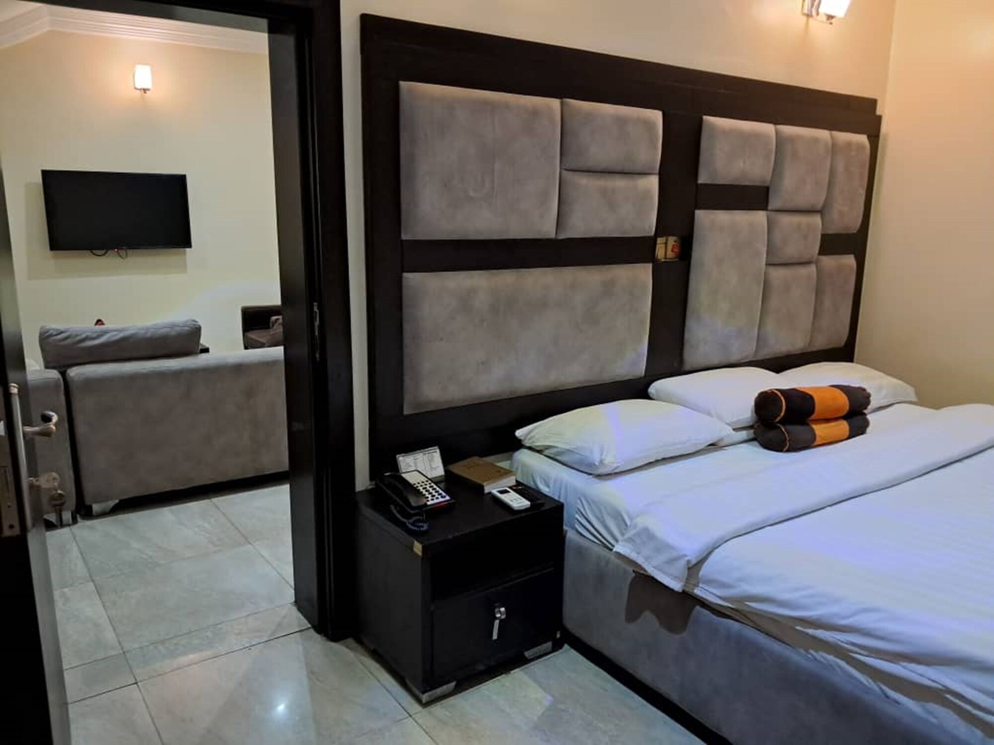 1 BEDROOM, SUITE