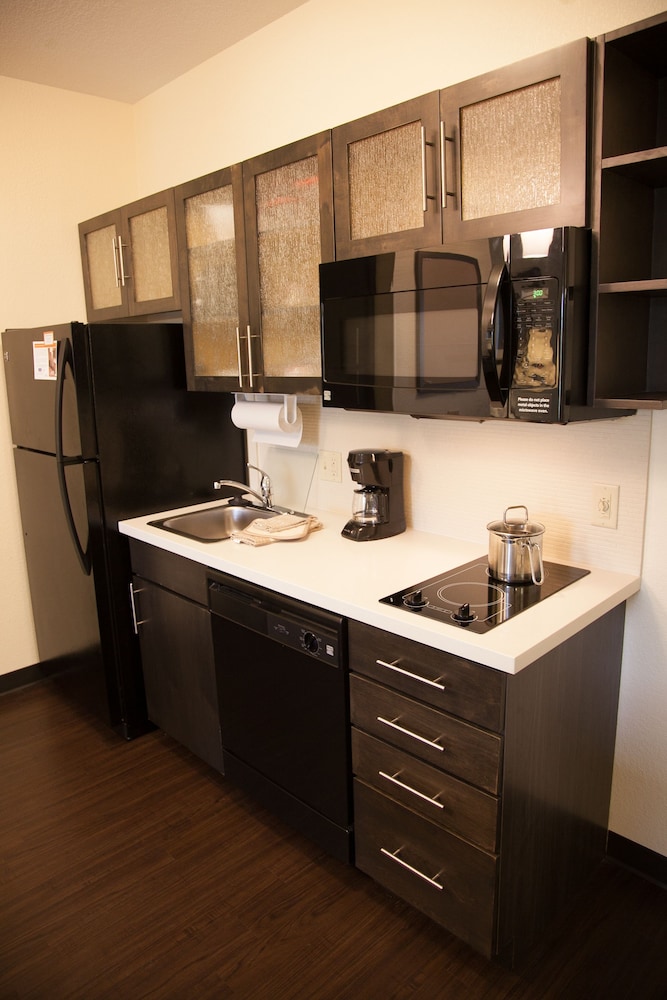 CANDLEWOOD SUITES ALEXANDRIA 32/41