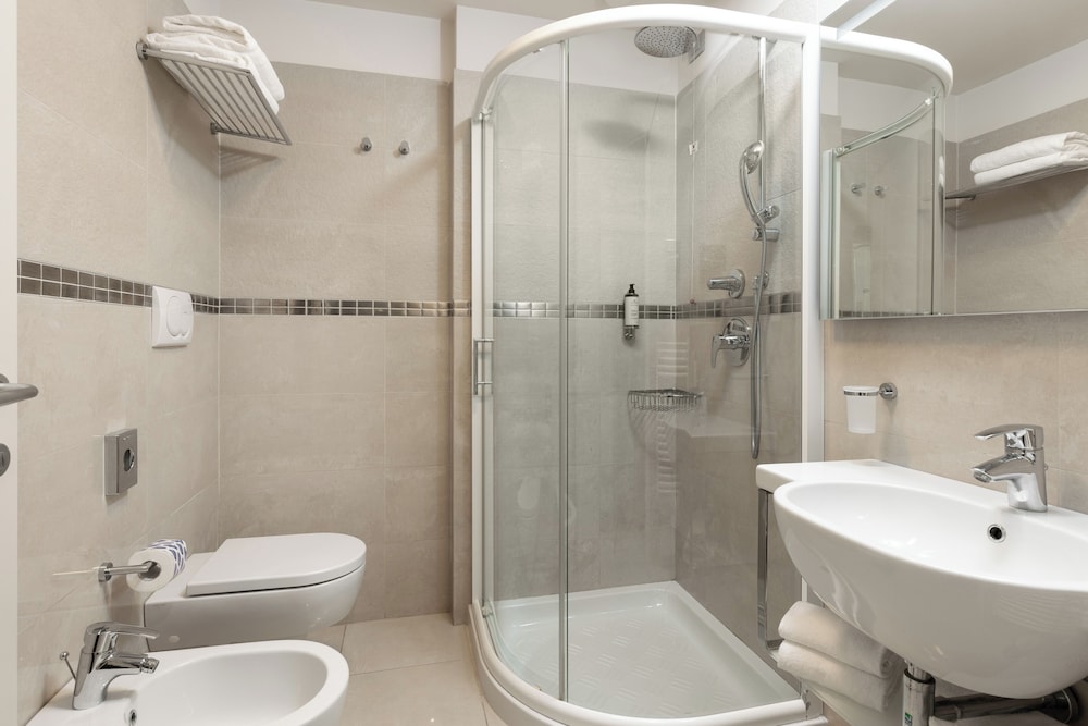 Superior, Double Bed, Lateral Partial Sea View, Lateral Side Sea View, Balcony، MERCURE RIMINI ARTIS 10/10