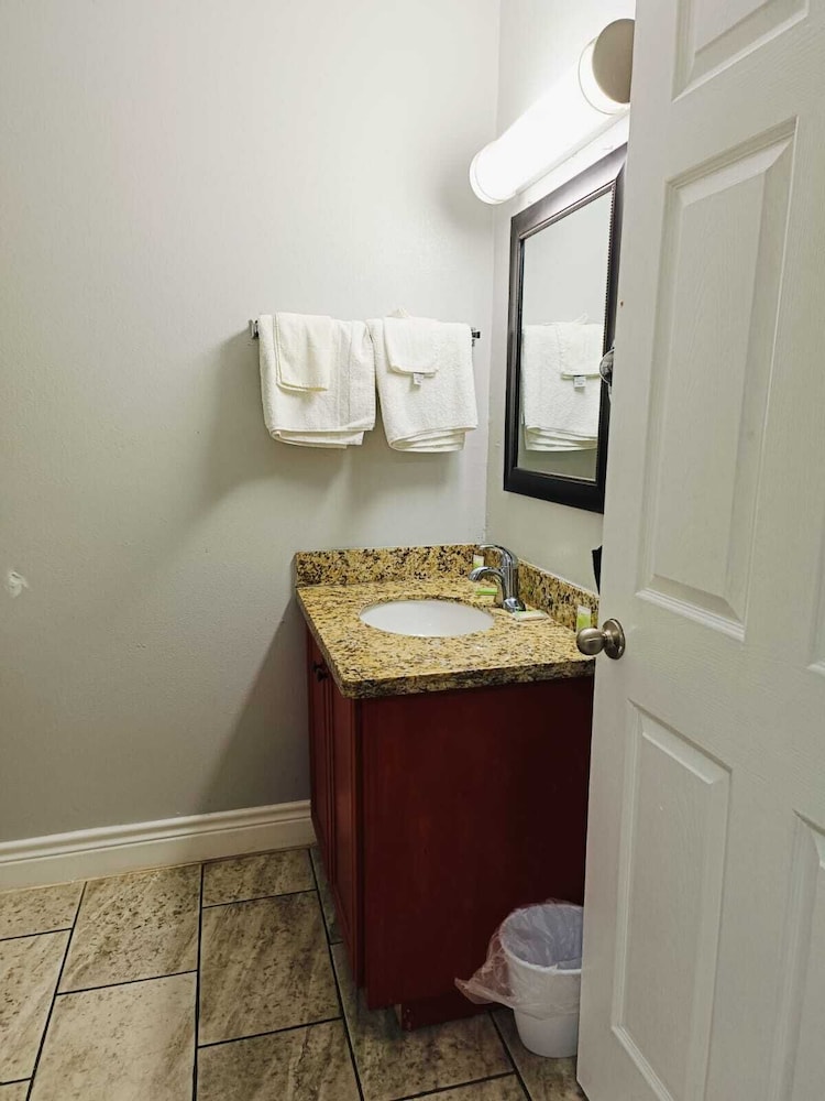 Village Inn Motel Rockport near Aransas Bay 50/50