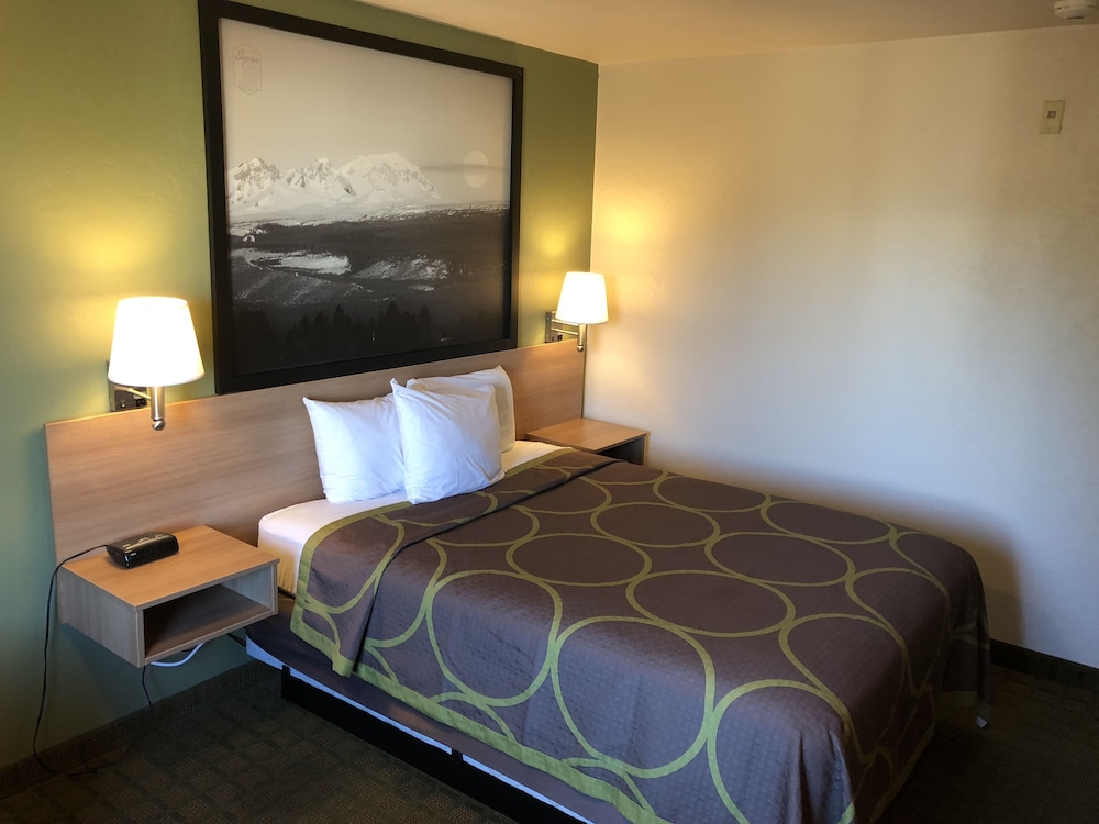 Super 8 By Wyndham Bend OR 18/50