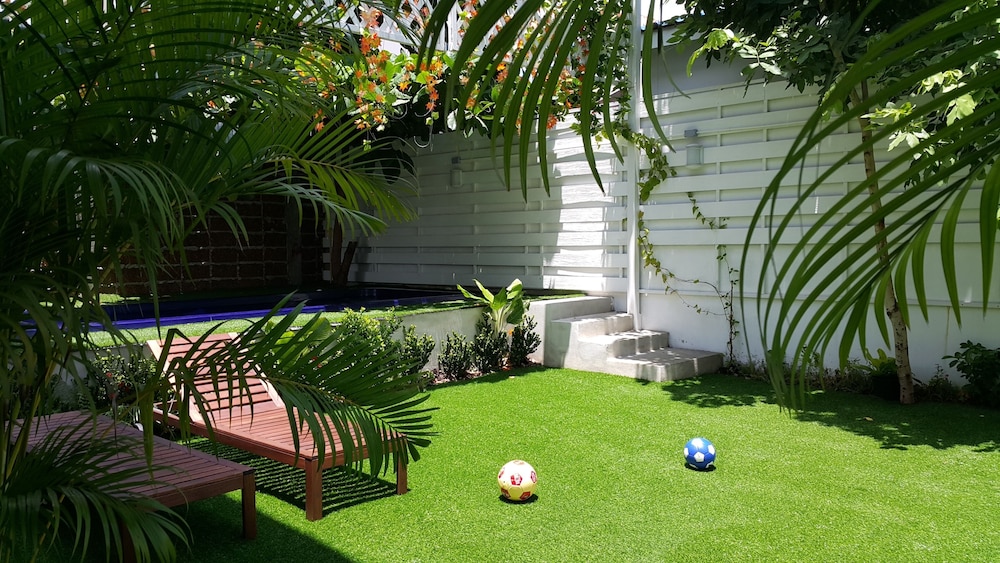 Barefeet Naturist Resort 24/48