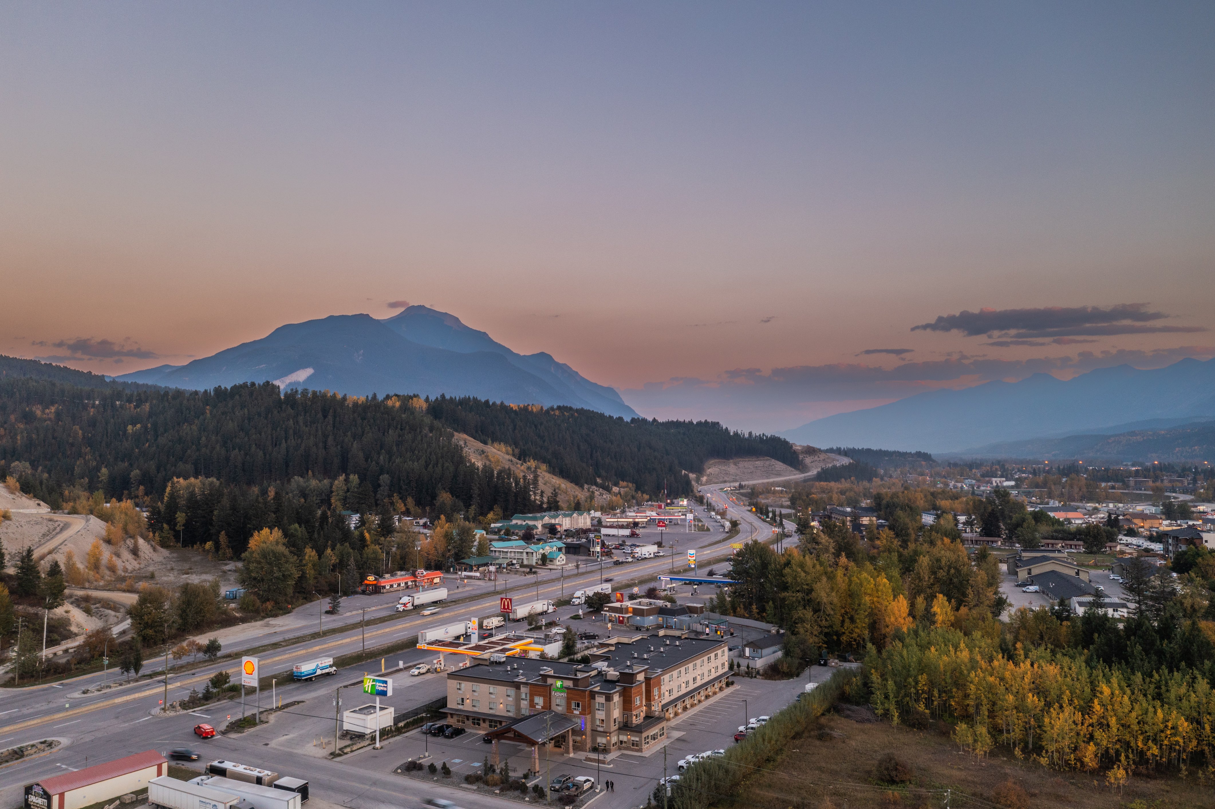 HOLIDAY INN EXPRESS GOLDEN KICKING HORSE 74/75