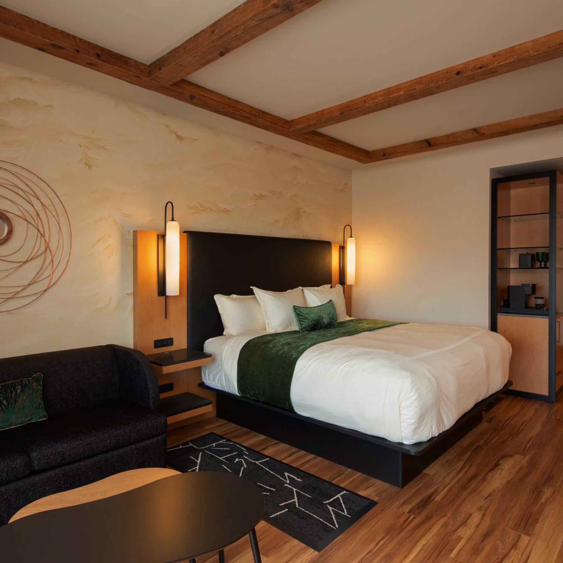 Concierge, Executive, King Bed, 21 People