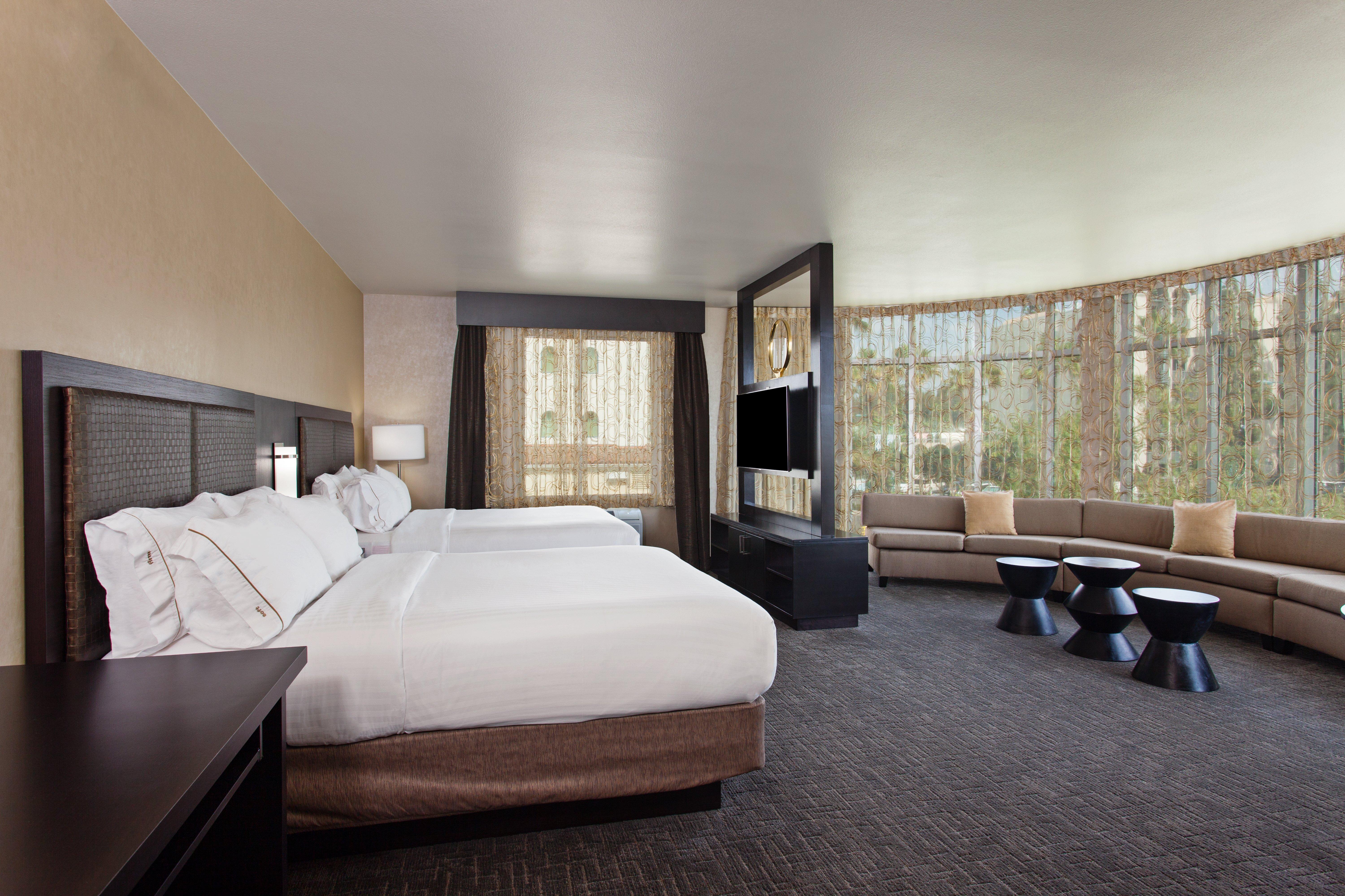 1 Bedroom, Suite, 2 Queen Beds, Living and Dining Areas