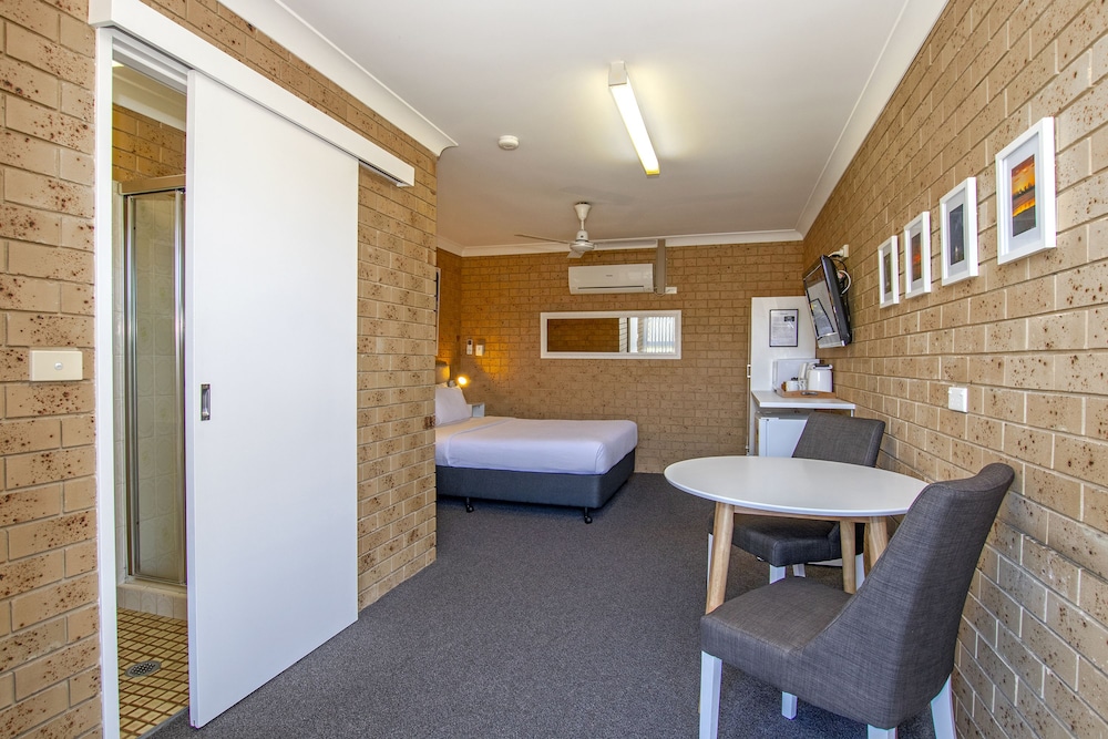 COAST INN MOTEL 56/59