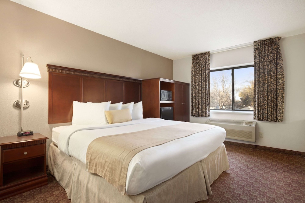 Suite, King Bed, Jetted Tub