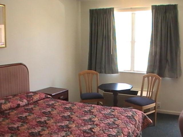 HOMETOWN INN GALION 16/18