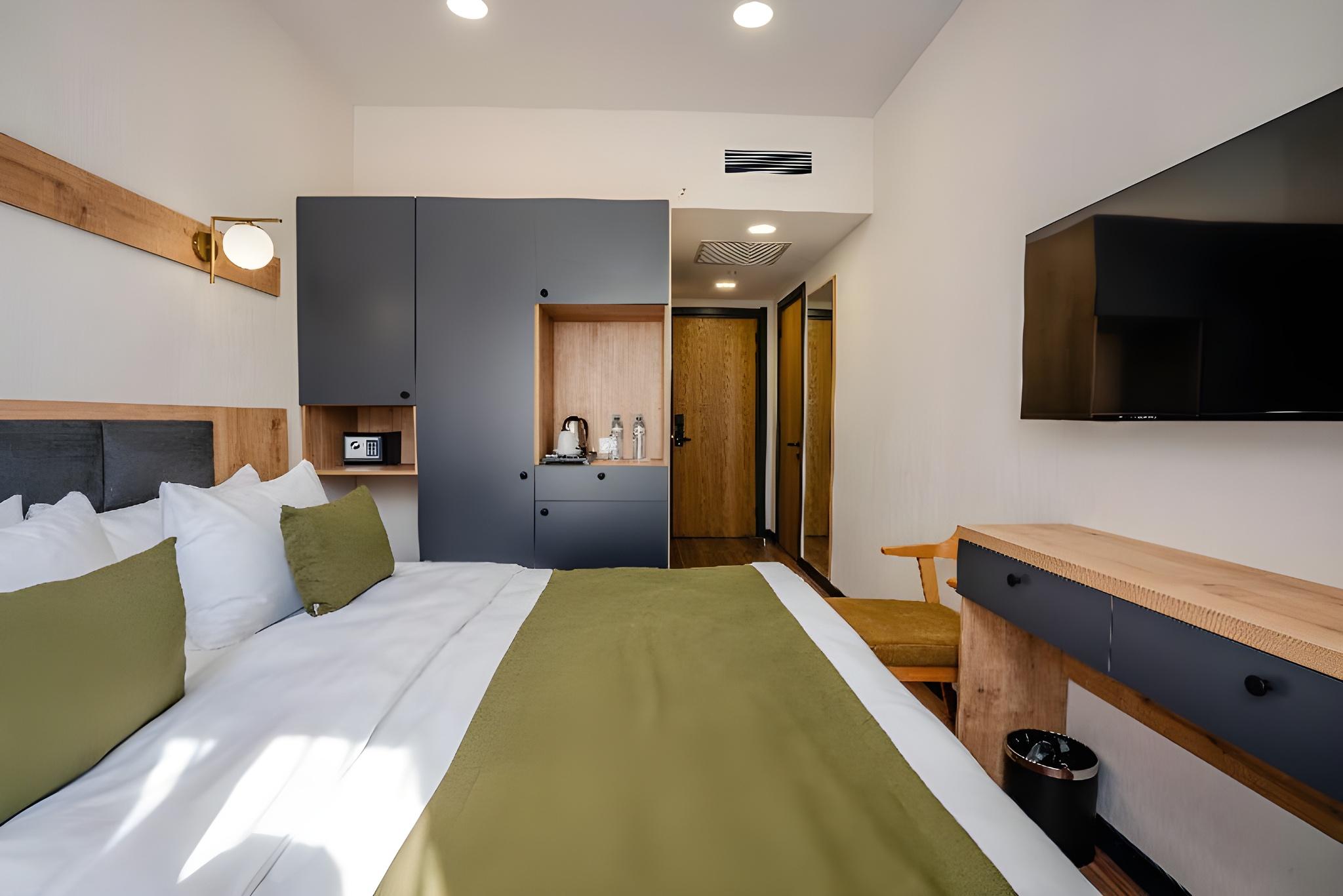 Twin Room: