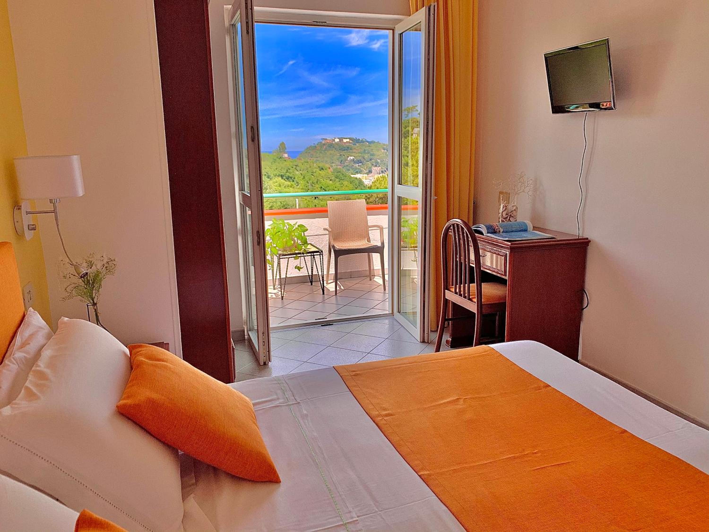 Room, Double or Twin Bed, Lateral Side Sea View