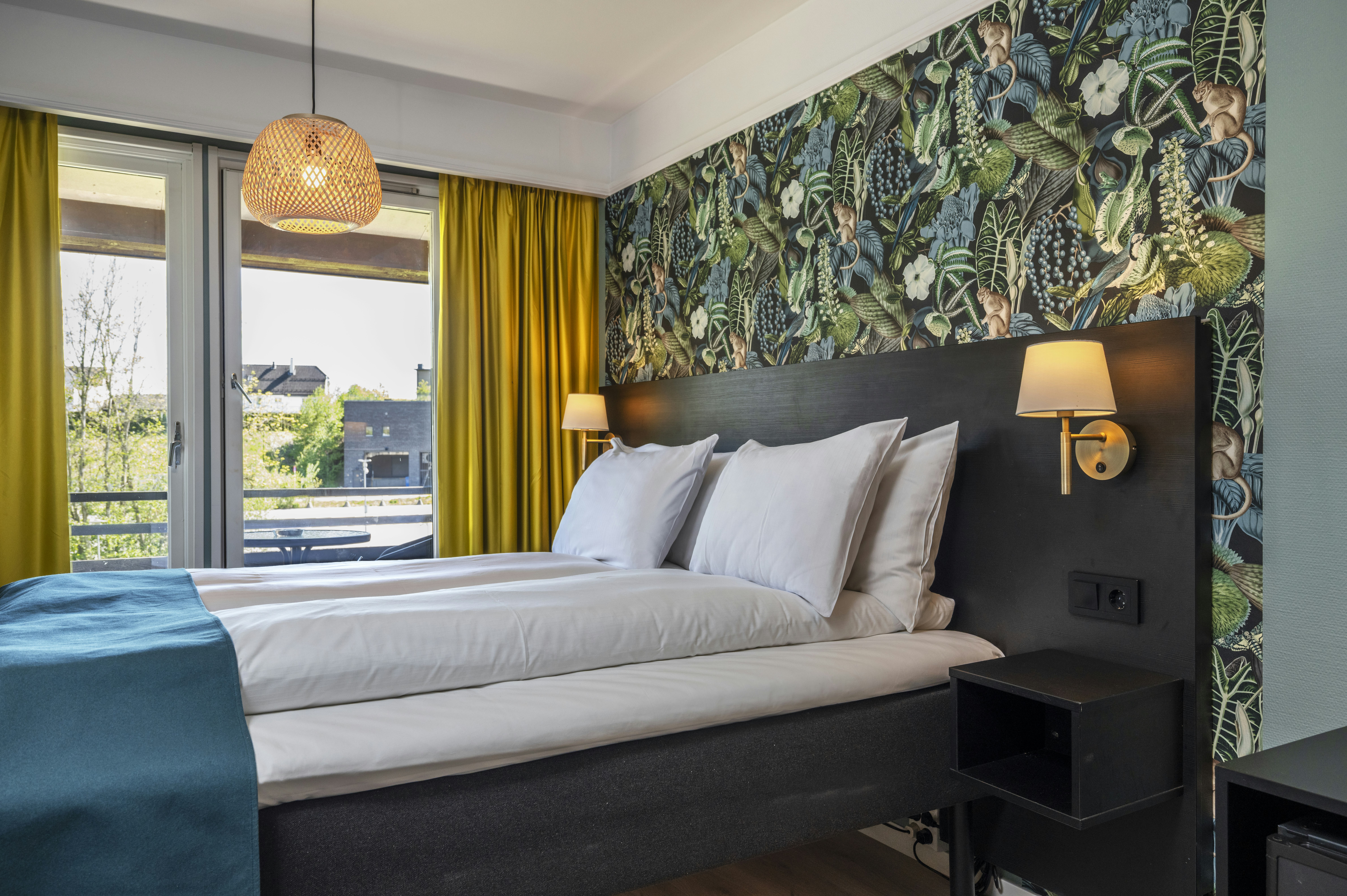 Standard, Queen Bed