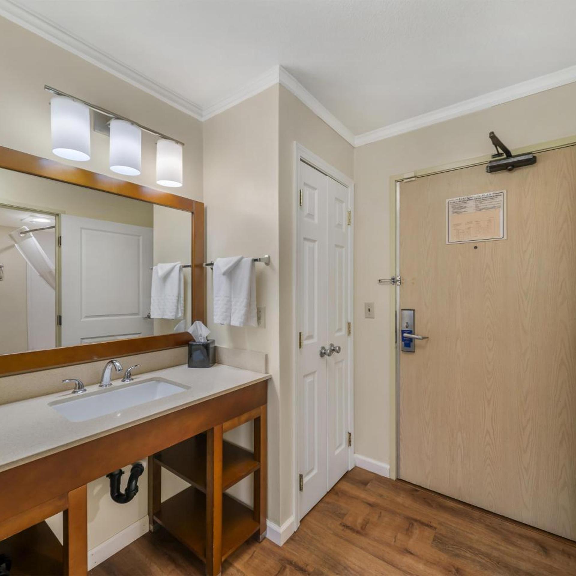 Room, King Bed, Hot Tub 7/8