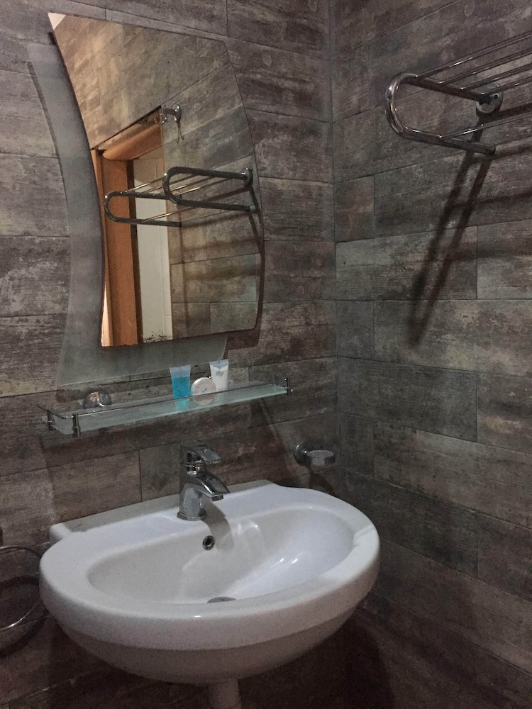 Ellyxville Hotels 37/39