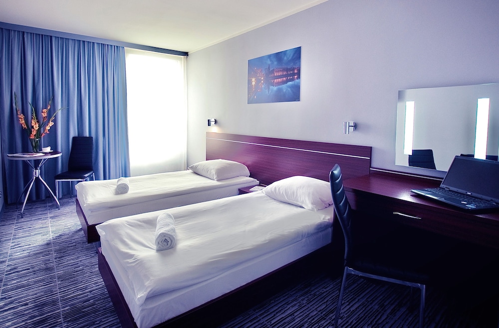 ROOM, TWIN BEDS