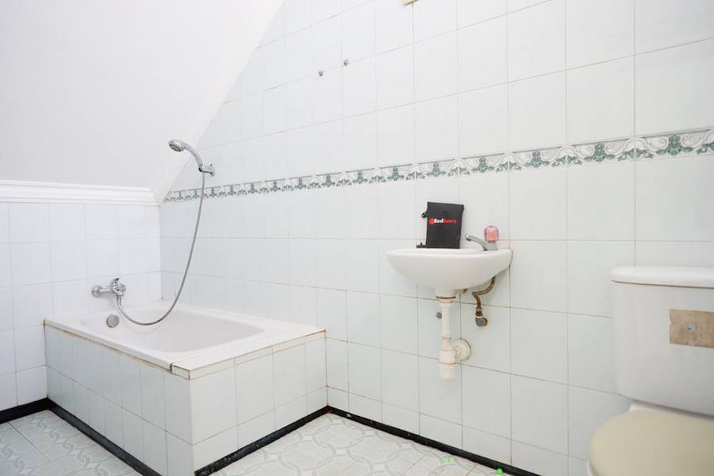 RedDoorz Plus near Stadion Wijaya Kusuma 21/22