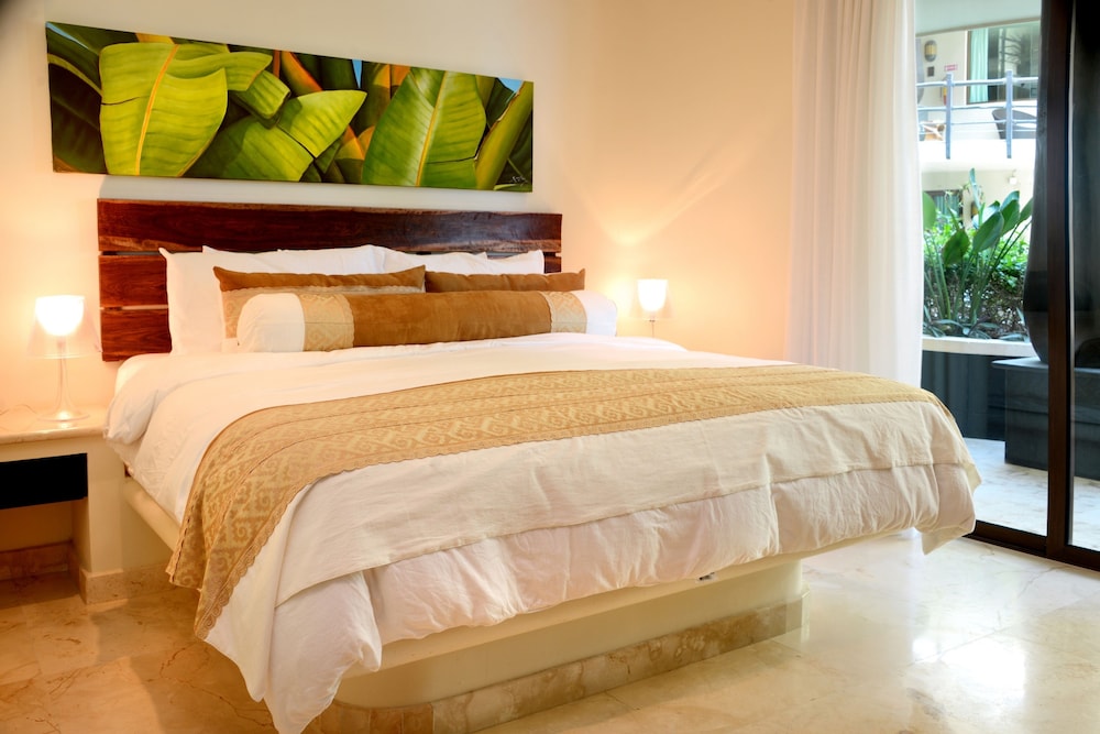 El Taj Oceanfront & Beachside Condo Hotel 37/74
