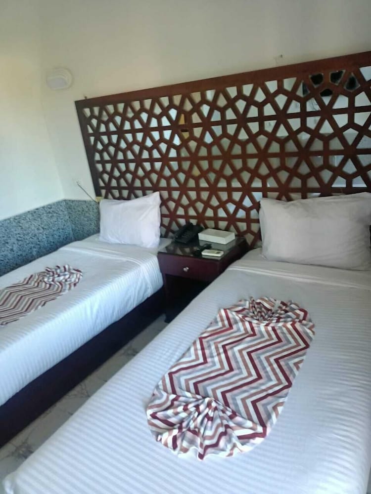 Dolphin Continental Hotel 24/59
