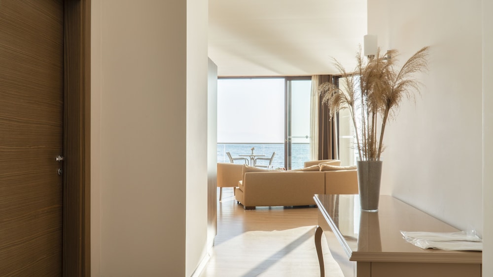 Ladies Beach Residence Hotel 40/68