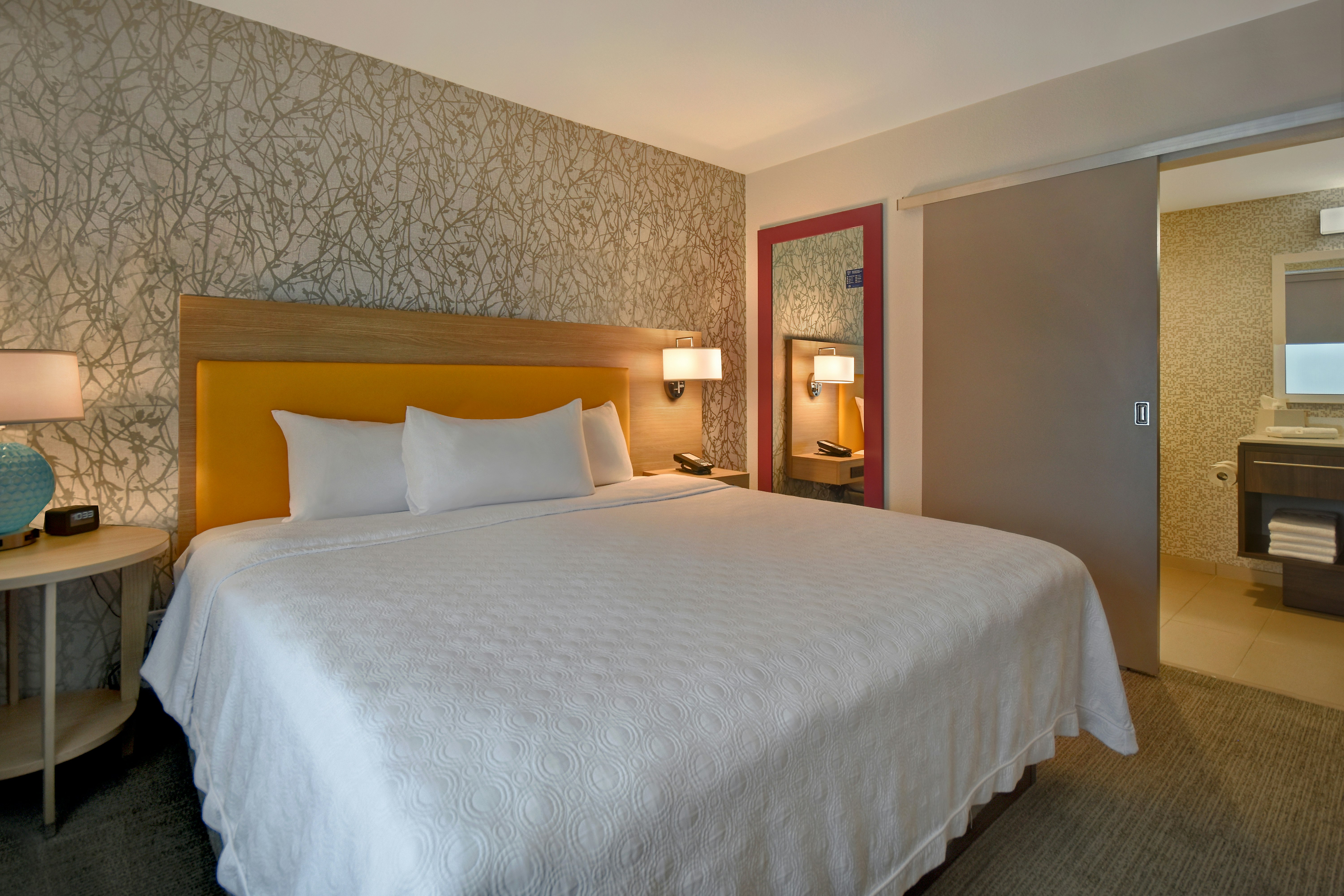 Suite, King Bed, Accessible