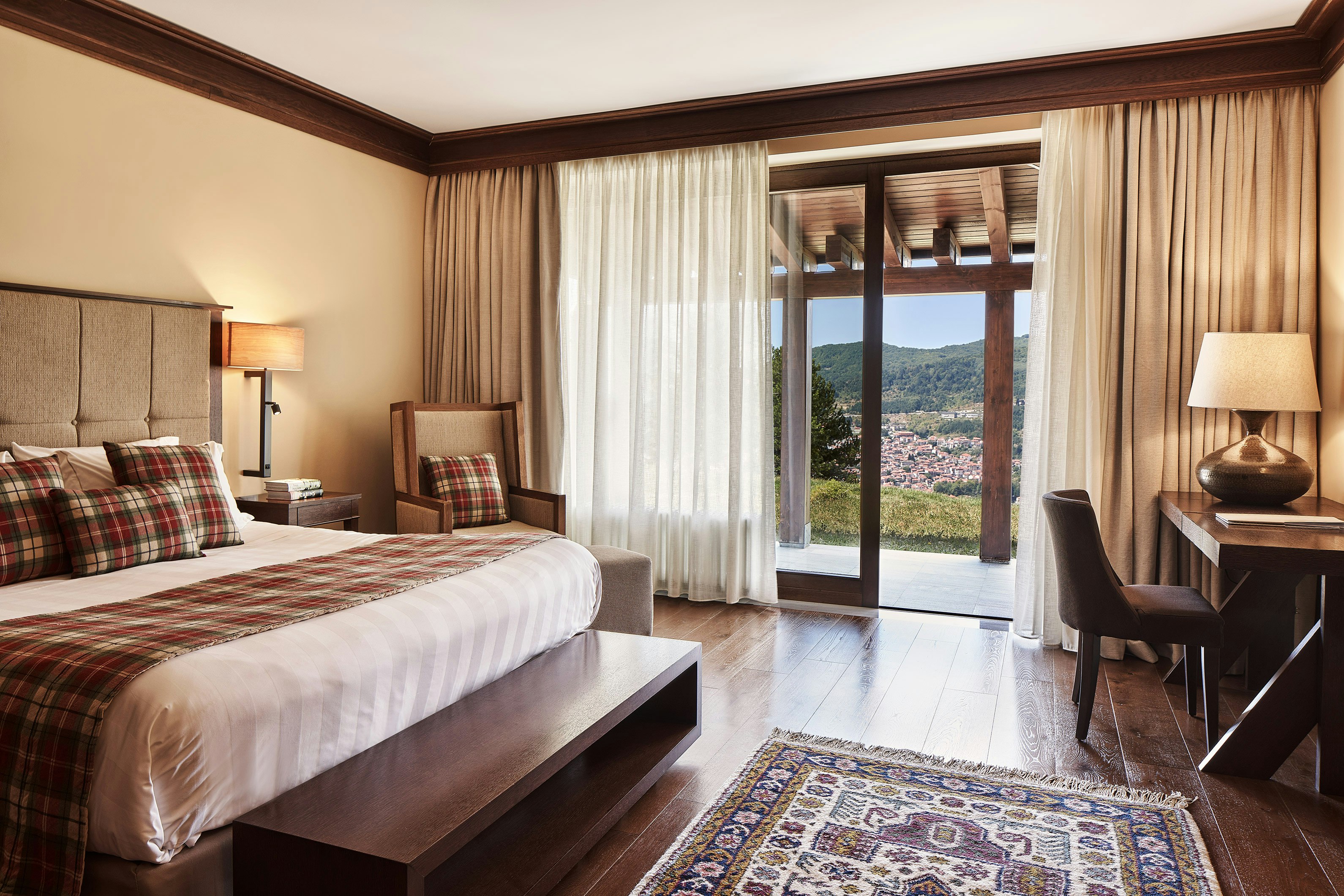 Grand, Forest, Suite