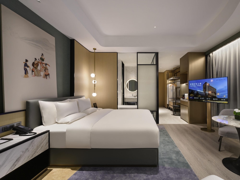 DELUXE, KING BED