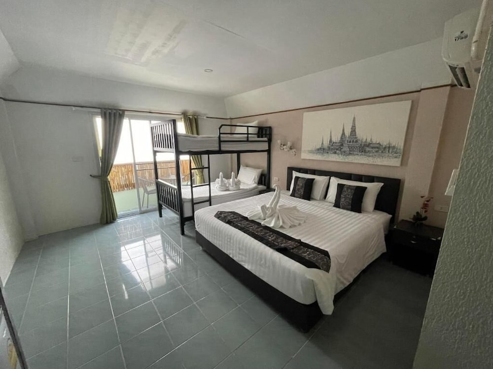 ROOM, QUADRUPLE