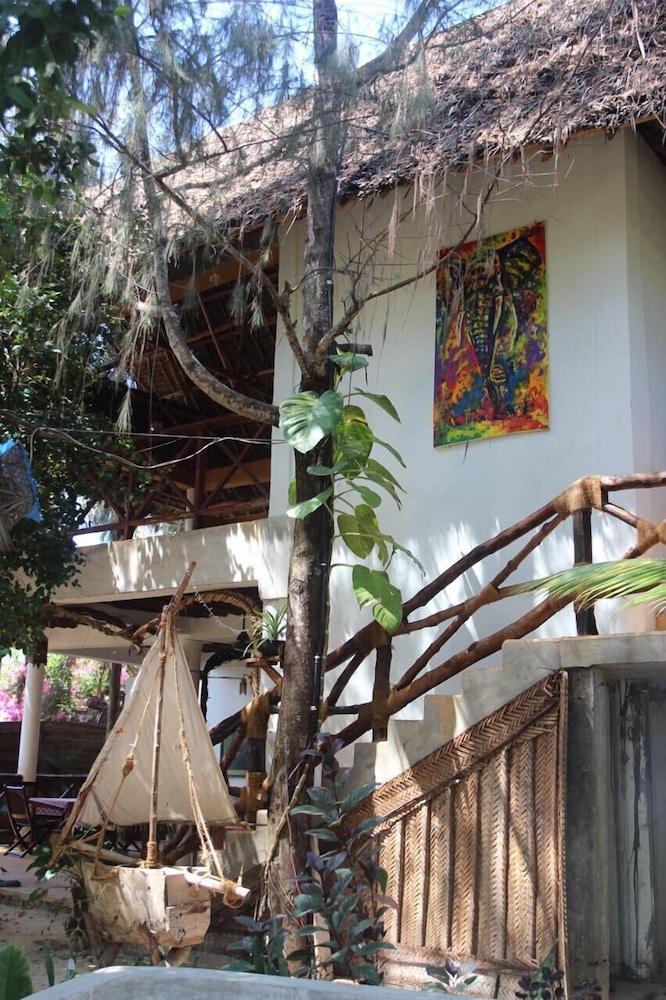 Casa Umoja Guesthouse 46/50