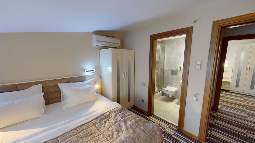 SUITE, KING BED