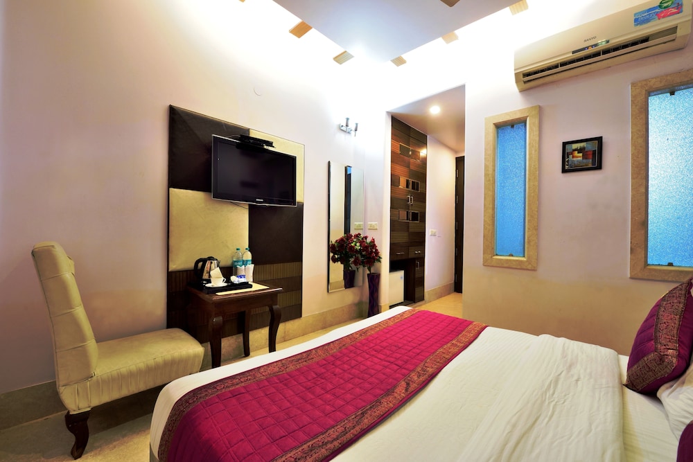 Hotel Taksh Inn 10/16