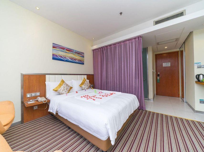 Elegant, Queen Bed