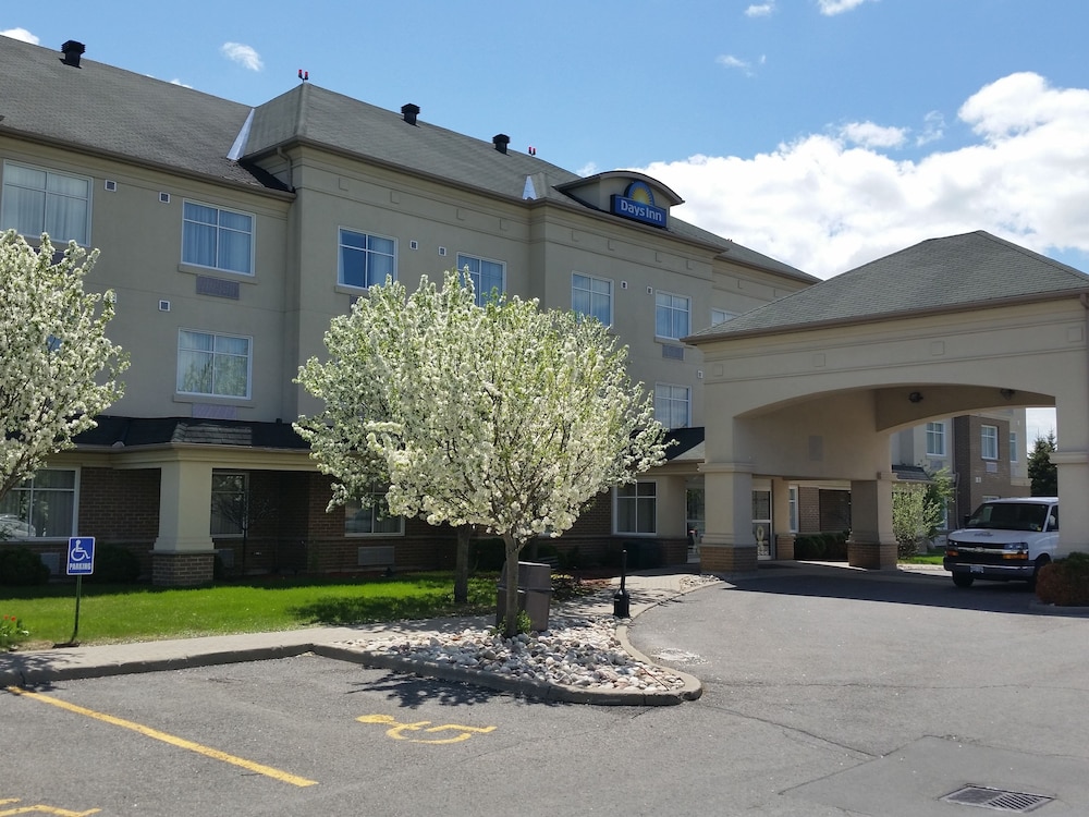 Days Inn by Wyndham Ottawa Airport 10/48