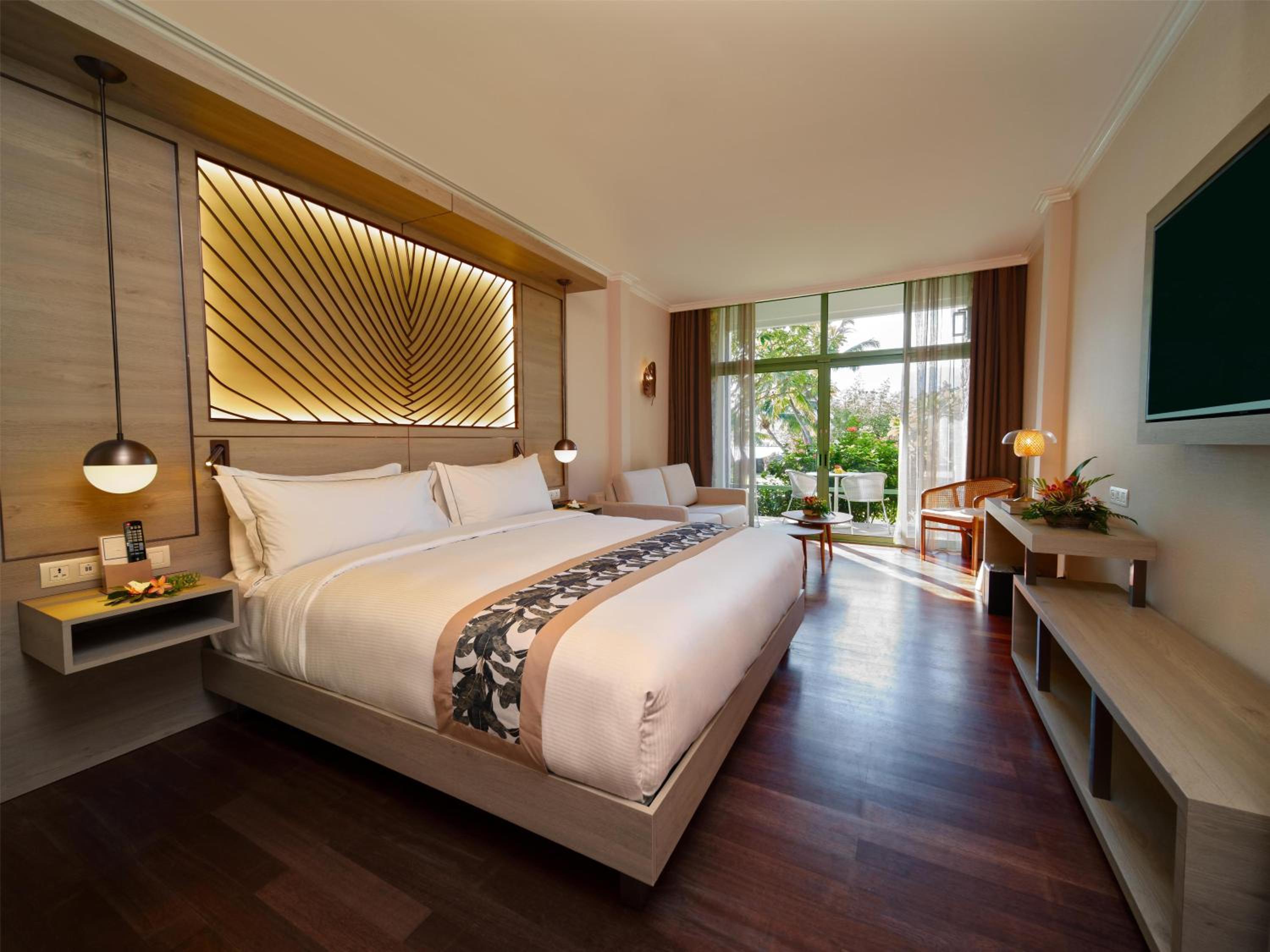 غرفة بسرير كينج بإطلالة على الحديقة مع أريكة، Hilton Hotel Tahiti 3/9