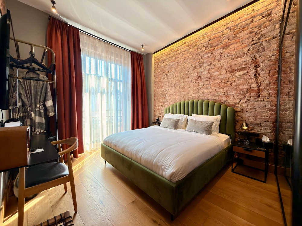 Standard, Queen Bed, Street View