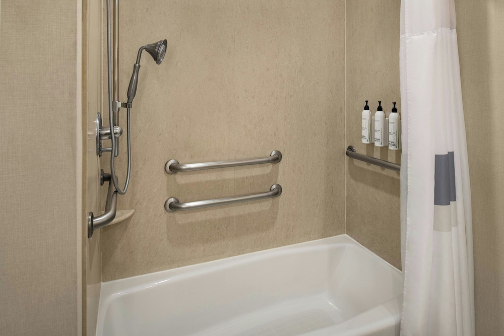 Holiday Inn Express Suites Rancho Cucamonga 56/57