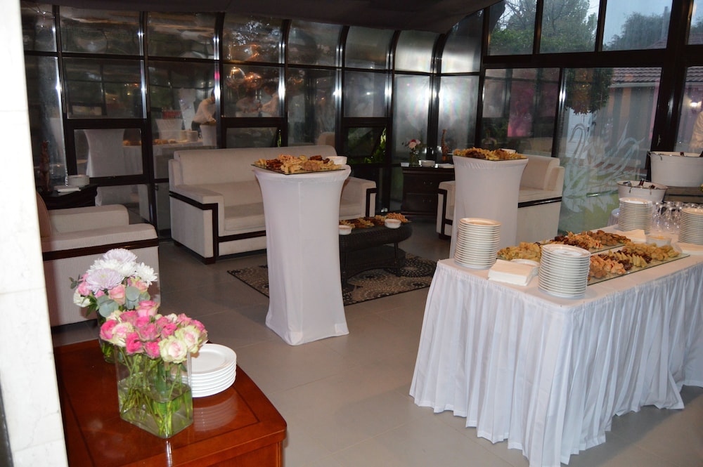Airport Gardens Boutique Hotel 45/68