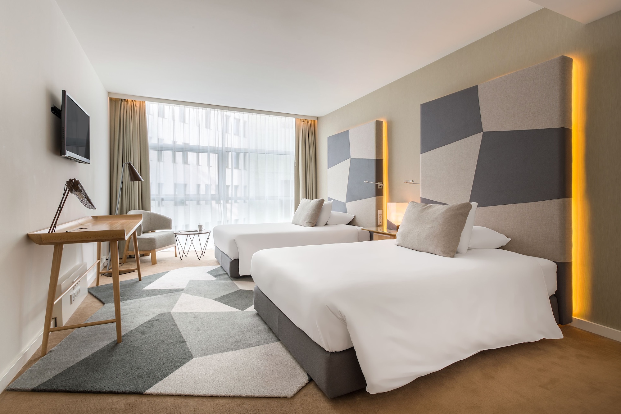 SUPERIOR, QUEEN BED