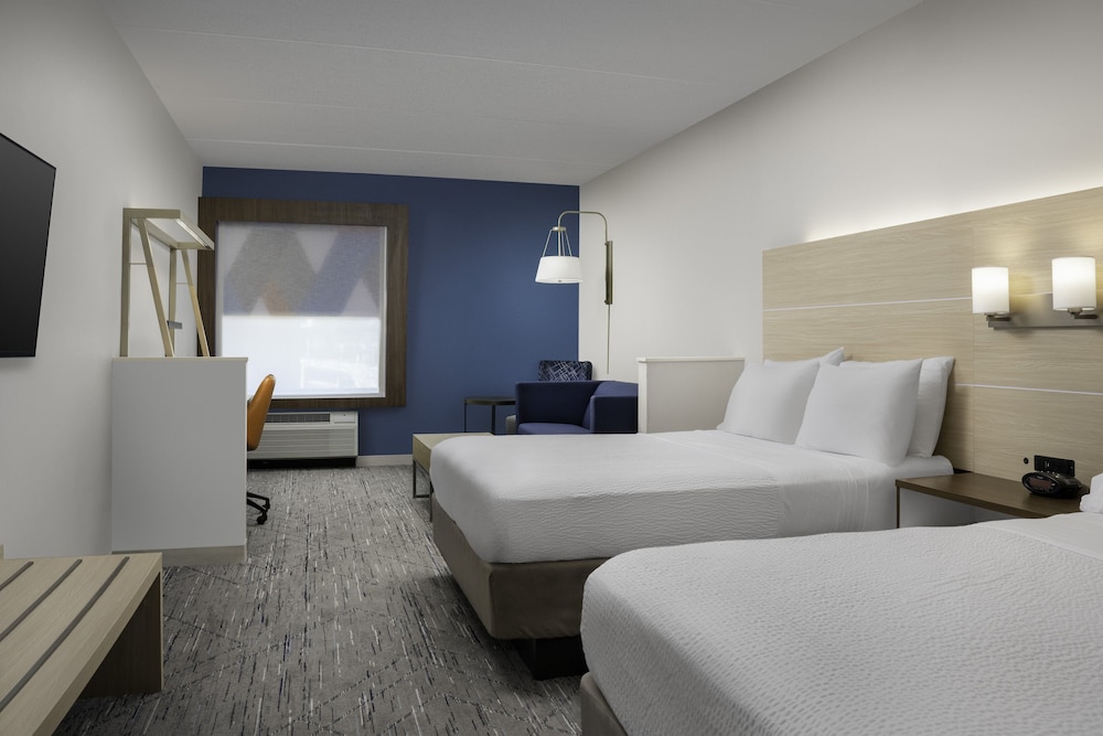 Standard, 2 Queen Beds, City View