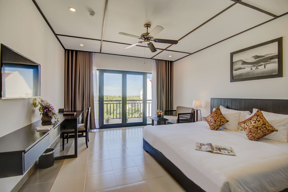 DELUXE, KING BED, BALCONY